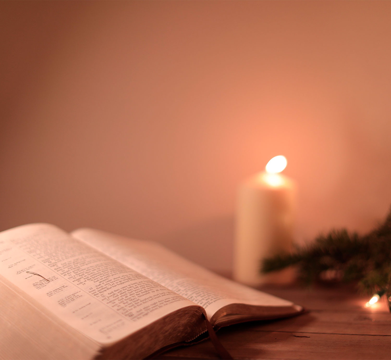 Biblia con vela